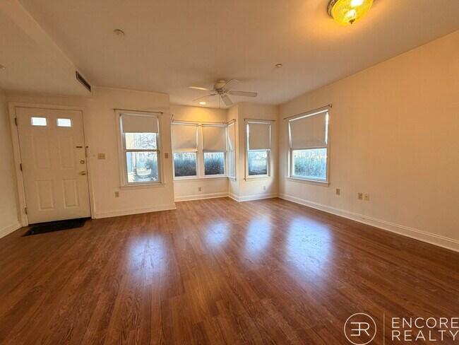 Foto del edificio - 8-10 Glencoe St. Unit 1