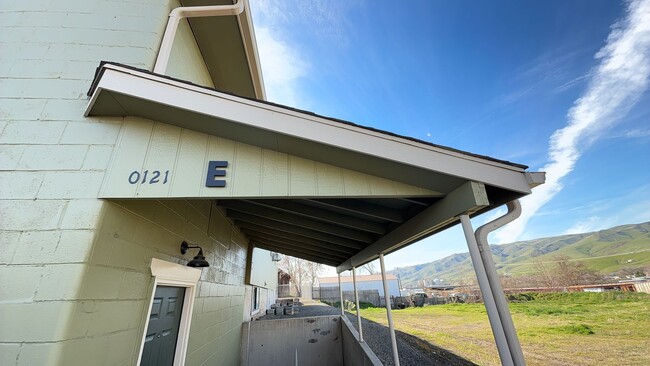 Building Photo - Newly remodeled Large 3 Bedroom Apartment ...