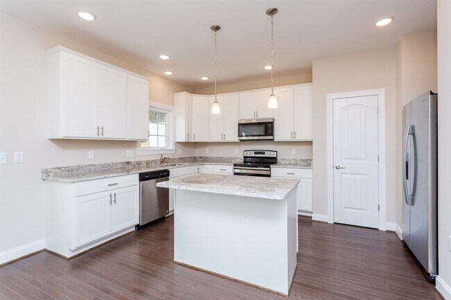 Foto del edificio - Spacious Luxury Townhome! Outstanding Location!