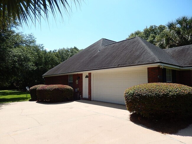 Foto del edificio - LOVELY 4/2.5 in Buck Lake Area on 1 Acre w...
