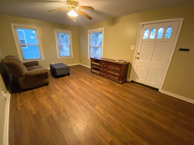 Foto del edificio - Cute 3-Bedroom Home with Sunroom and Fence...