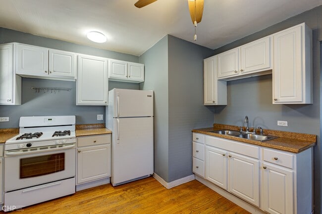 Kitchen - 5837 W Peterson Ave