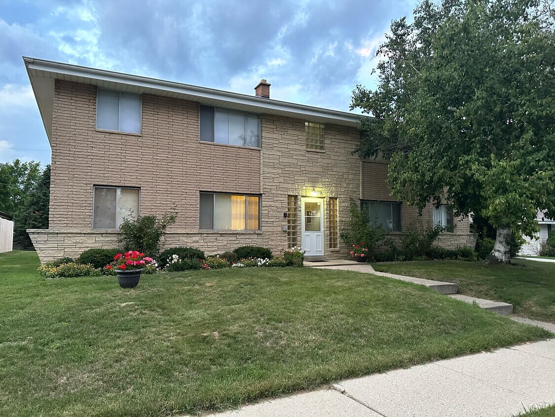 720 Lakeview Ave Unit 3, South Milwaukee, WI 53172 Apartments in