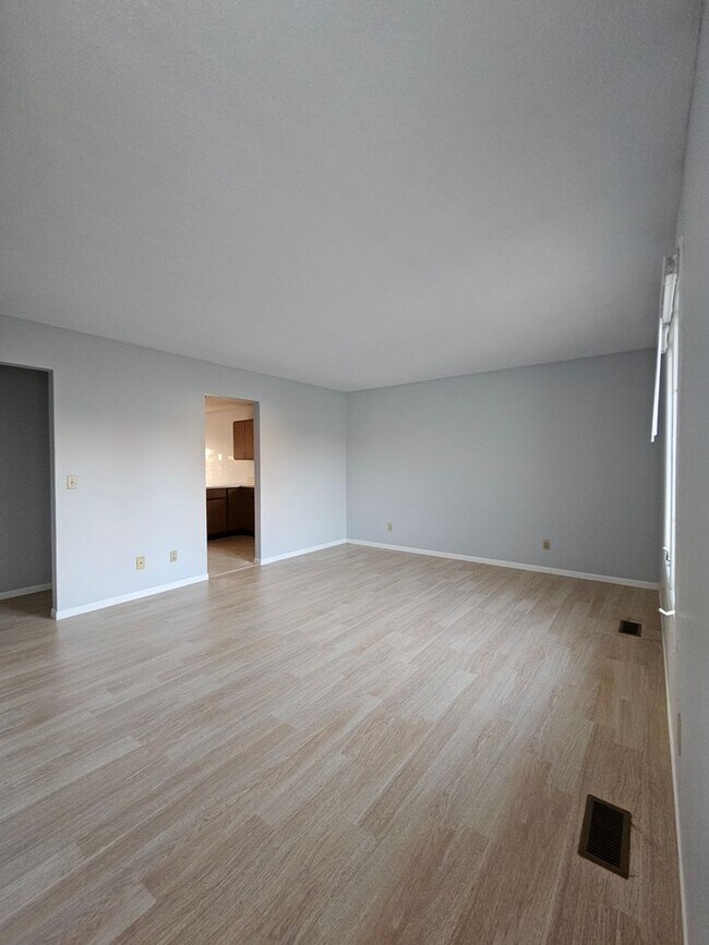 Foto del edificio - 2 bdrm off Mattis Ave