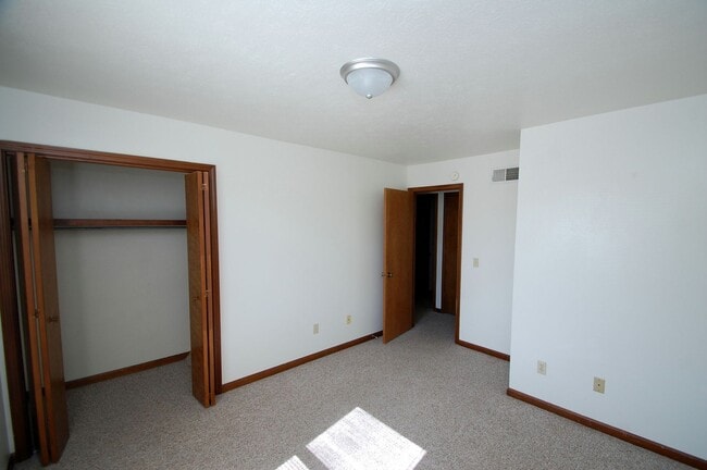 Building Photo - 517-E S Silverwood Lane