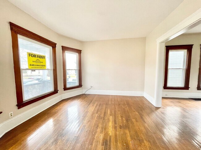 Building Photo - Attractive 6 Bedroom Bungalow - Section 8 OK!