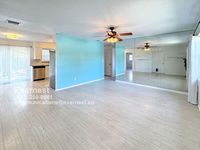 Building Photo - 105 S Fernwood Ave