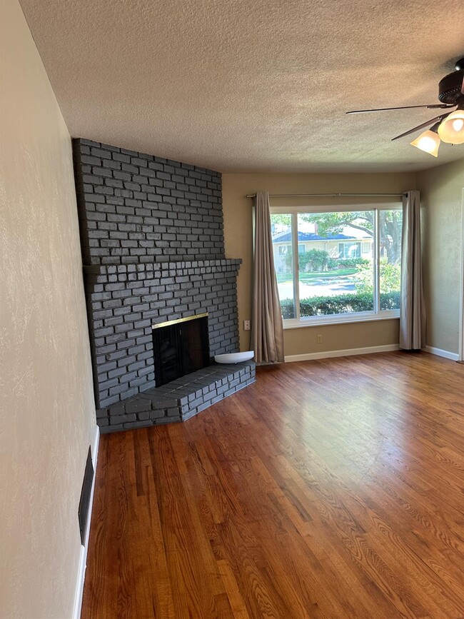 Foto del edificio - 3220 E Holland Ave
