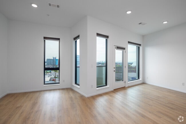 1BR, 1BA - C - 770SF - Living Room - Luna