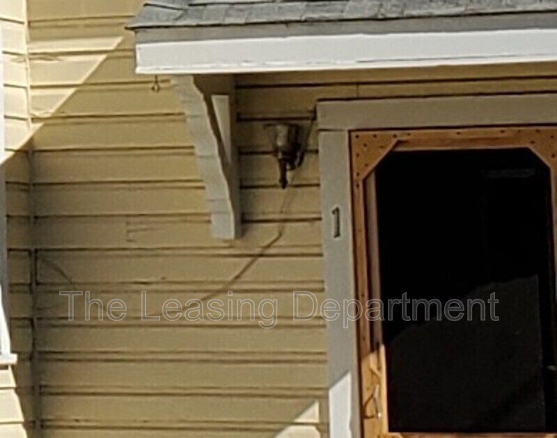 303 N Holly St Unit 1, Medford, OR 97501 Condo for Rent in Medford