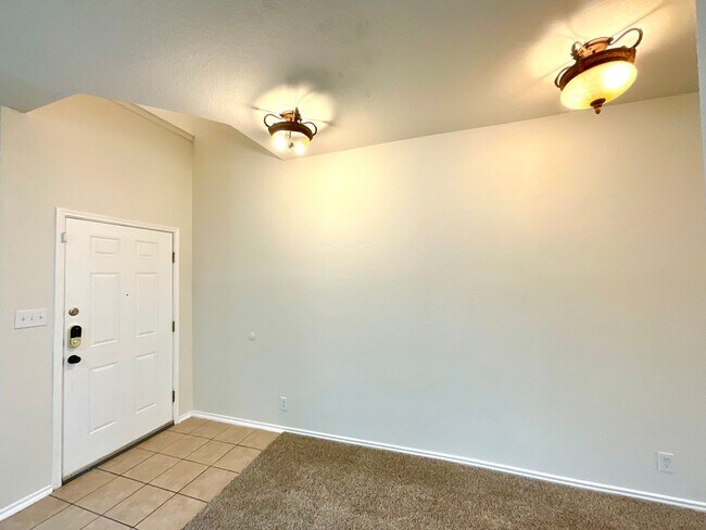 Foto del edificio - **APPLICATION RECEIVED** Spacious 5-Bedroom Retreat with 2-Car Garage & Prime Location Near Lackl...