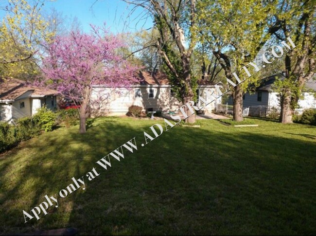 Building Photo - Spacious 3 Bedroom Raised Ranch in South K...