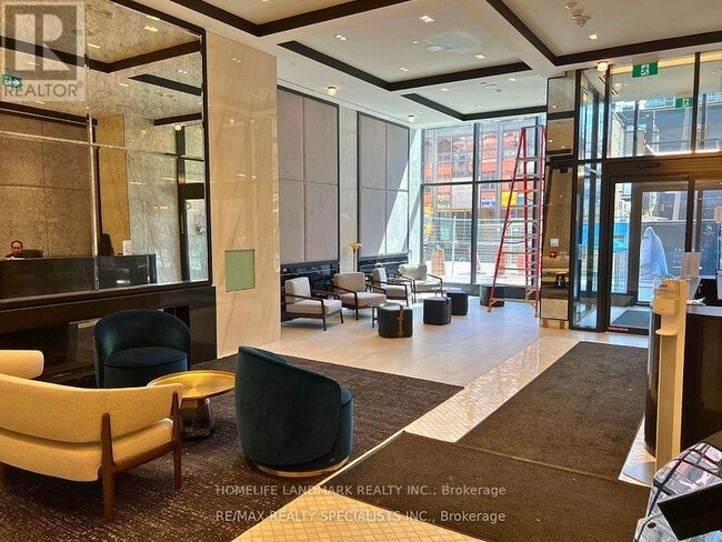 Photo du bâtiment - 8 Wellesley St W