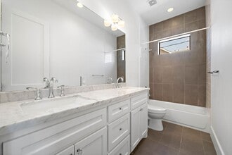 Building Photo - 819 Algregg St