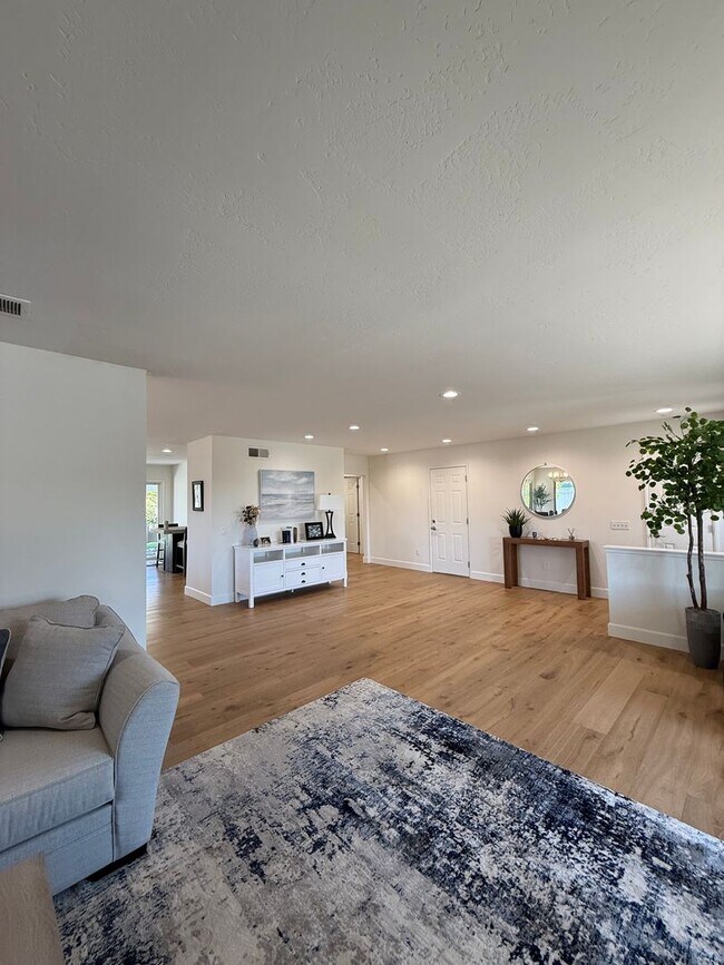 Foto del edificio - Gorgeous Remodeled 2Br/2Ba house W/2 Car attached  Garage in Oaks North
