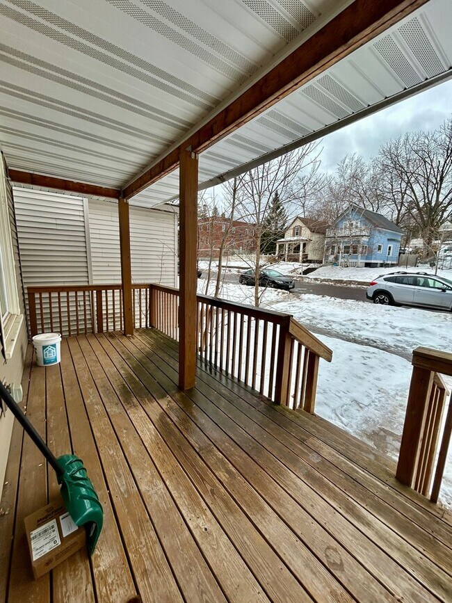 Foto del edificio - AVAILABLE JUNE- Gorgeous 4 Bed, 1 Bathroom Hillside Home!