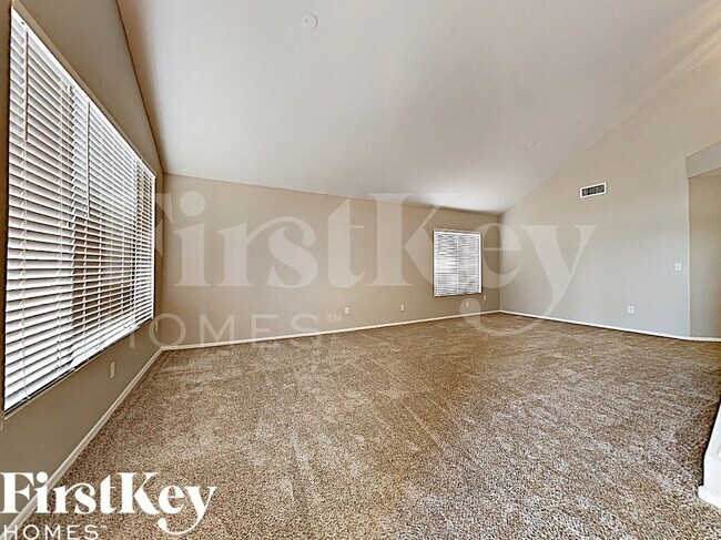 Foto del edificio - 7323 E Navarro Ave