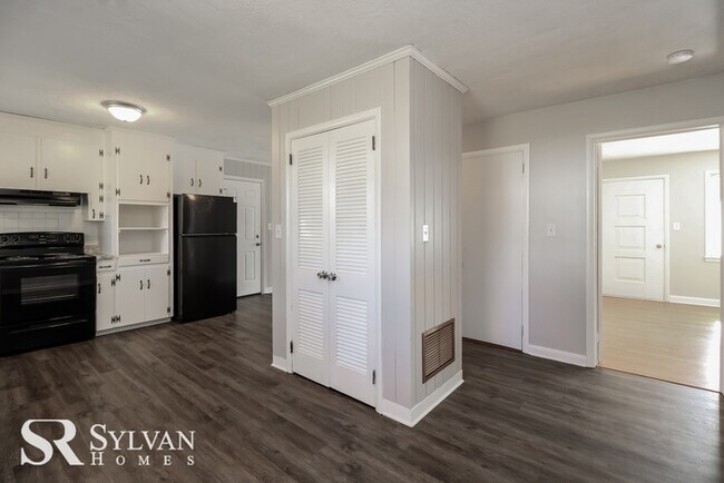 Foto del edificio - Come view this cute 2BR 1BA brick home