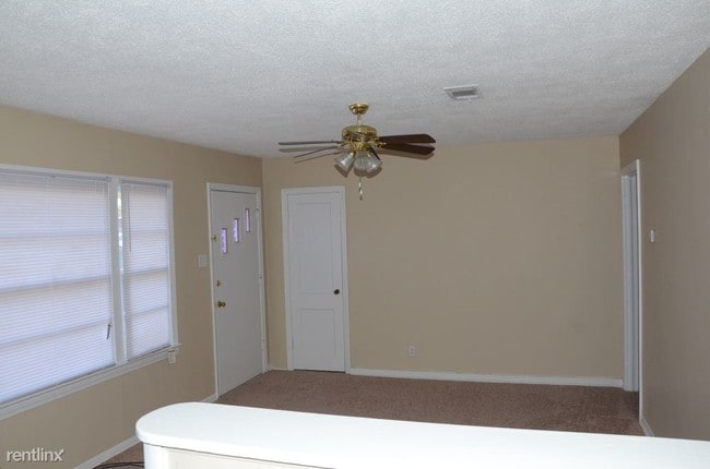Building Photo - 4 br, 2 bath House - 848 Hubert Dr