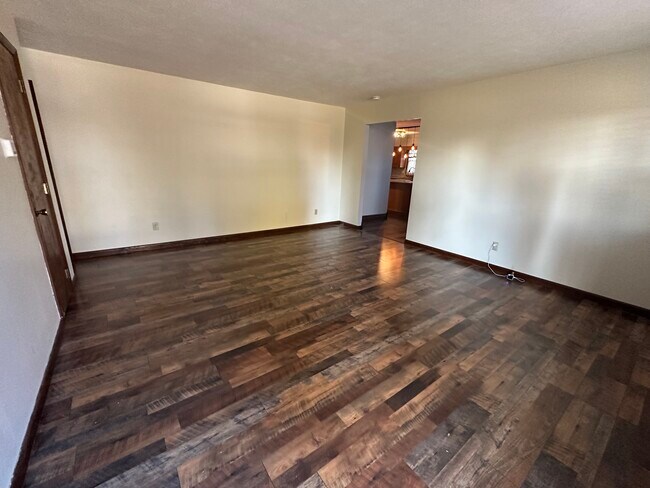 Building Photo - 212 Hendricks Cir