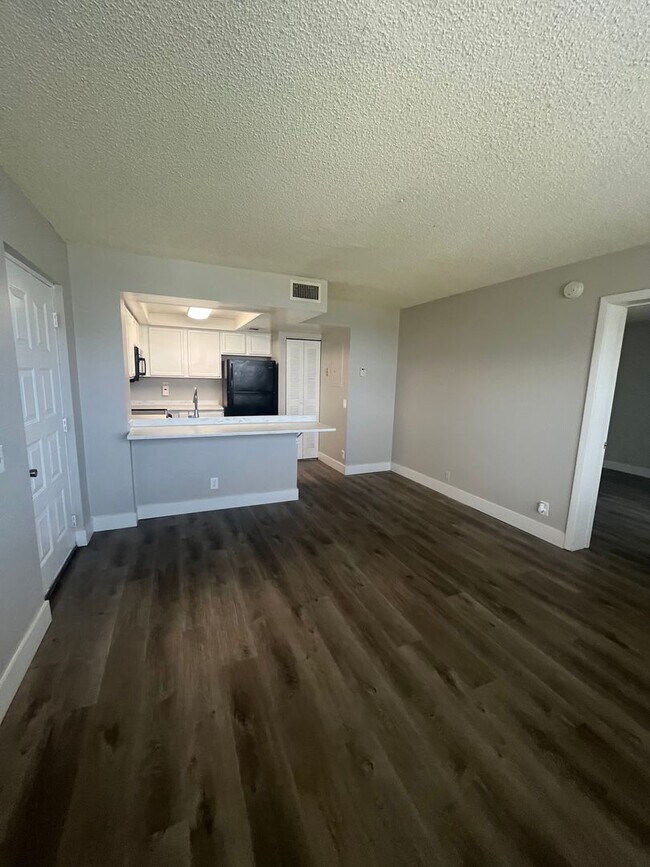 Foto del edificio - ONE BEDROOM ONE BATHROOM!! With LAKEVIEW!