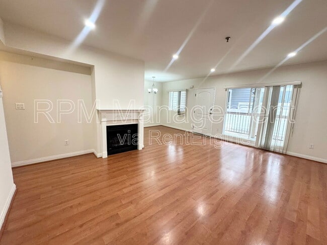 Building Photo - 843 Hayworth Ave