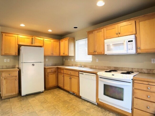 Building Photo - Lovely 3 Bedroom Home near the Max Line in...