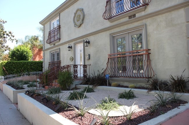 Building Photo - 432 S Doheny Dr