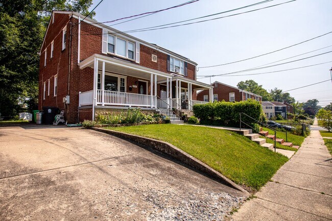 Foto del edificio - Amazing 3 BR/2.5 Semi-Detached Home in Tem...