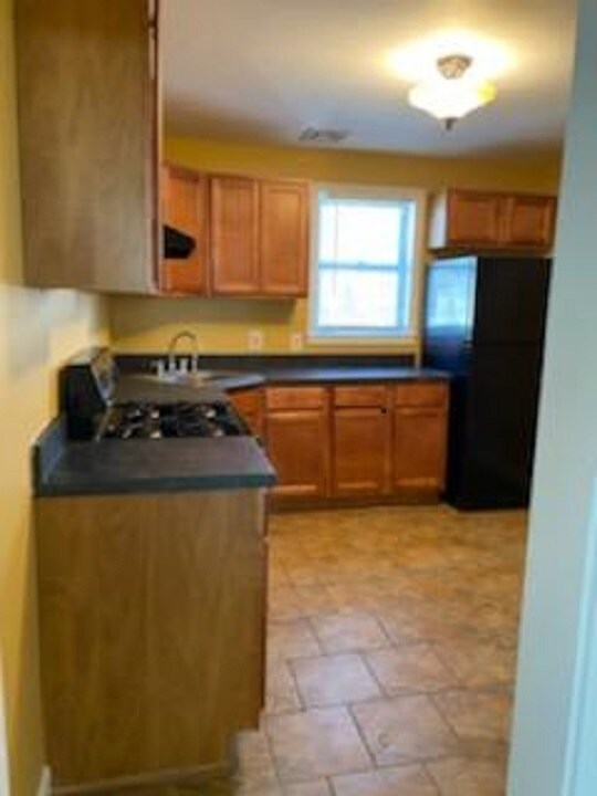 kitchen - 4345 Woodland Ave