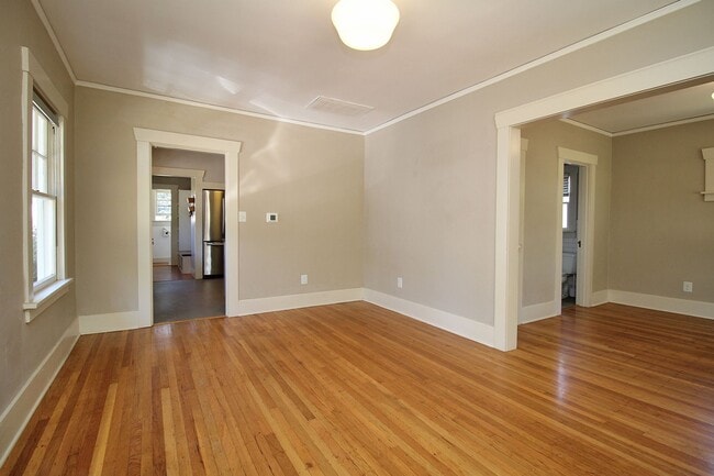 Building Photo - Adorable Updated Arbor Lodge 2 Bedroom Bun...