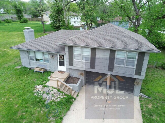 Foto del edificio - Beautiful 3 Bedroom / 1.5 Bath *Large Corner Lot* 2 Car Garage