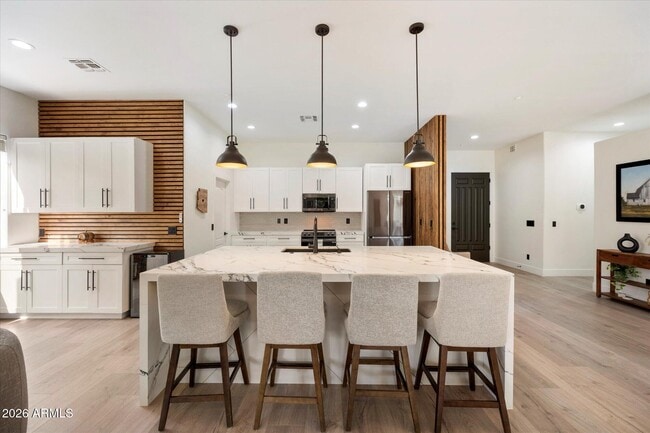 Building Photo - 10559 E Sheena Dr