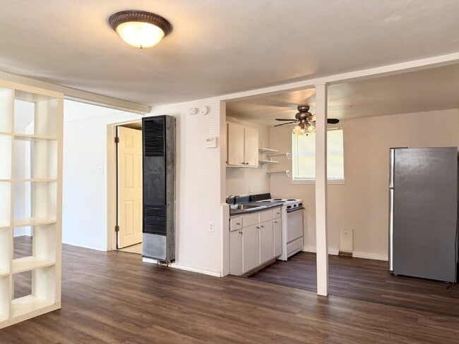 Building Photo - Great Rear Unit with Loft!
