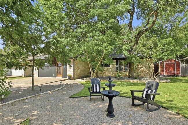Building Photo - 303 Pin Oak Dr