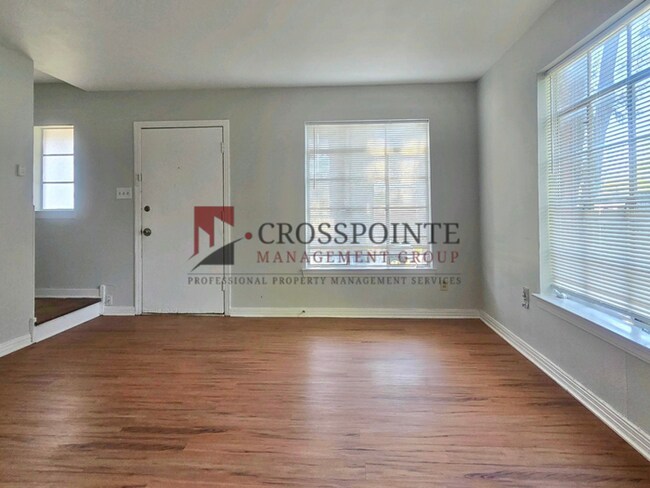 Foto del edificio - 2 bedroom, 1 bathroom duplex!