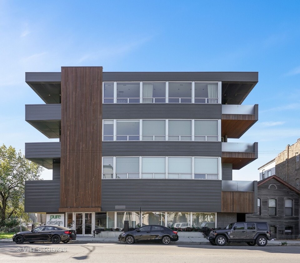 Primary Photo - 1750 N Clybourn Ave