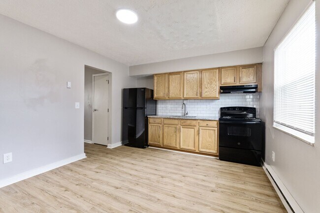 Building Photo - Newly Updated 2 BR/ 1 BA townhome MOVE-IN ...