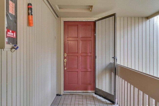 Foto del edificio - Spacious Upstairs Condo, Balcony, Storage,...