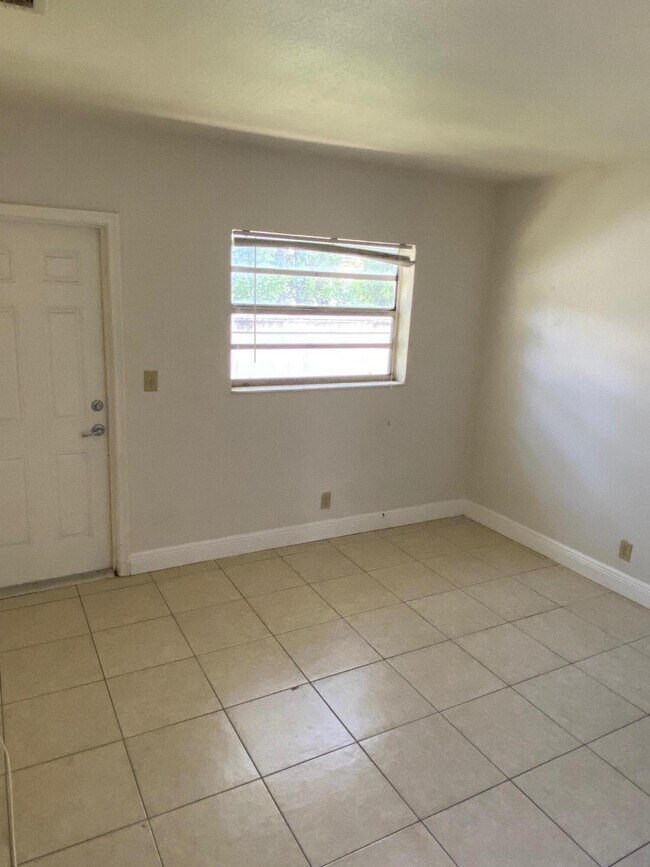 Foto del edificio - 220 SW 8th St