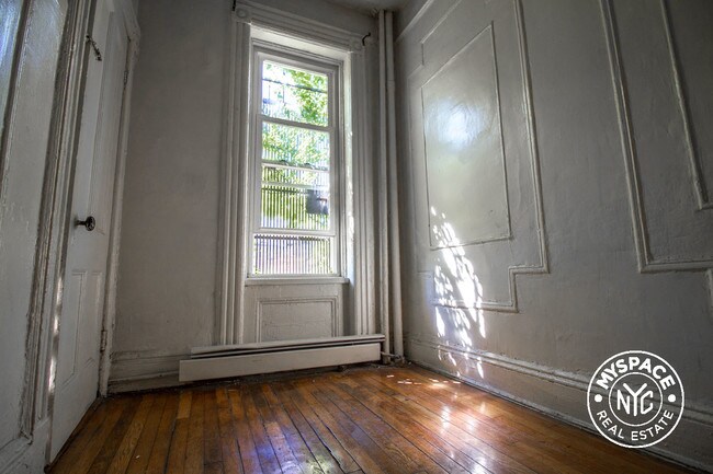 Foto del edificio - 46 Rogers Ave