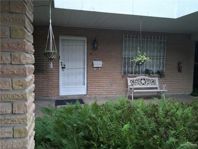 Foto del edificio - 15 Fern Ave W