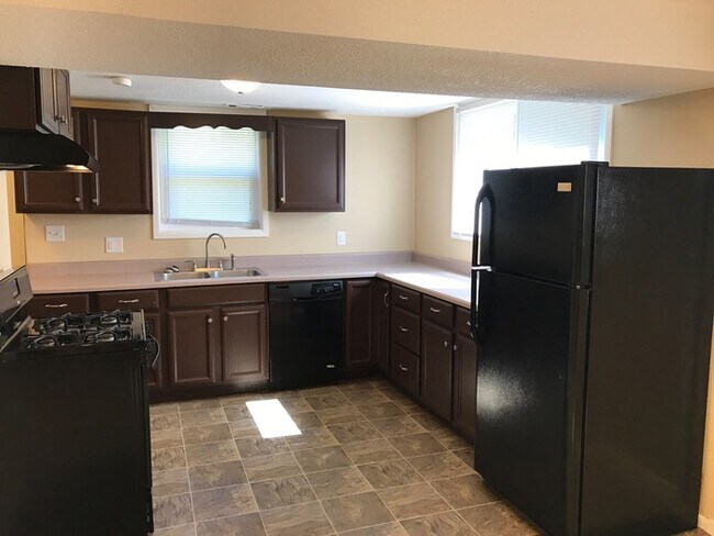 Foto del edificio - Beautiful 3 bdrm side to side split!