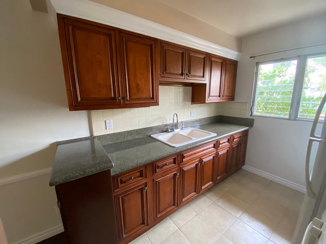 Building Photo - 336 S Rexford Dr