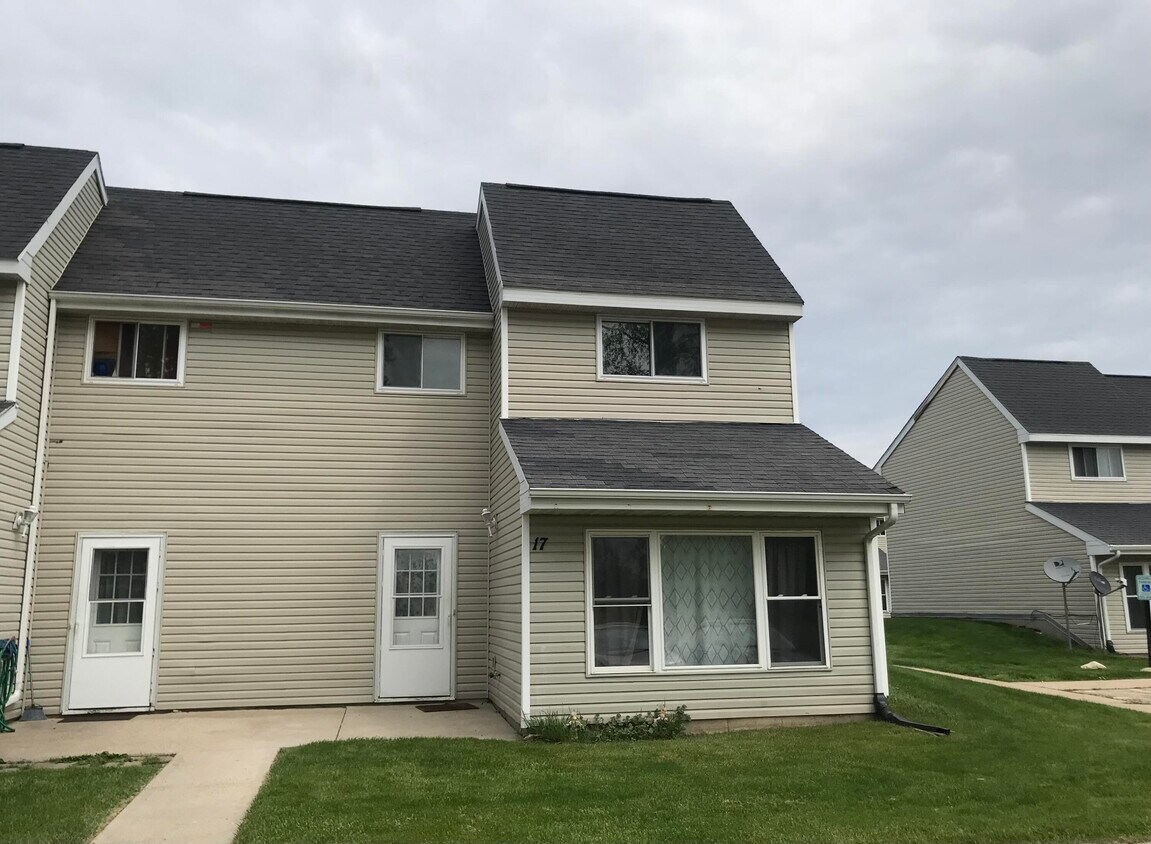 17 E Monroe Ave, Hartford, WI 53027 Townhome Rentals in Hartford WI