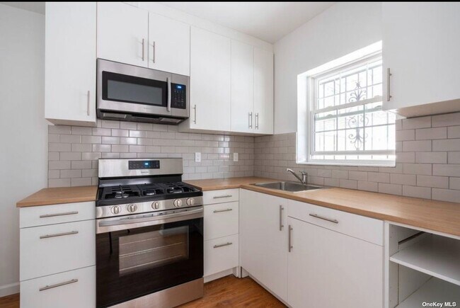 Foto del edificio - 82-21-8164 164th Pl