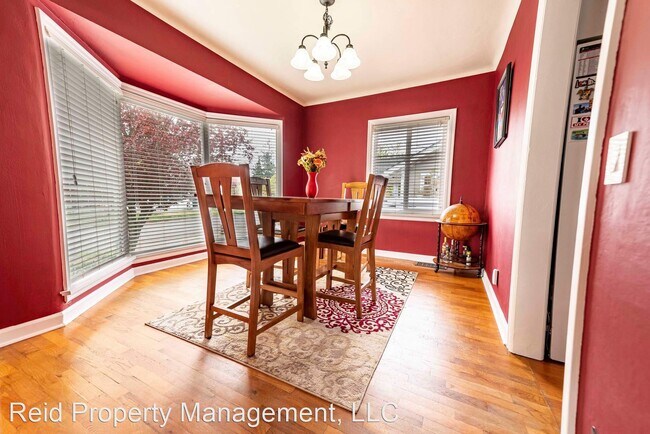Foto del edificio - 3 br, 2 bath House - 1138 N Rainier Ave