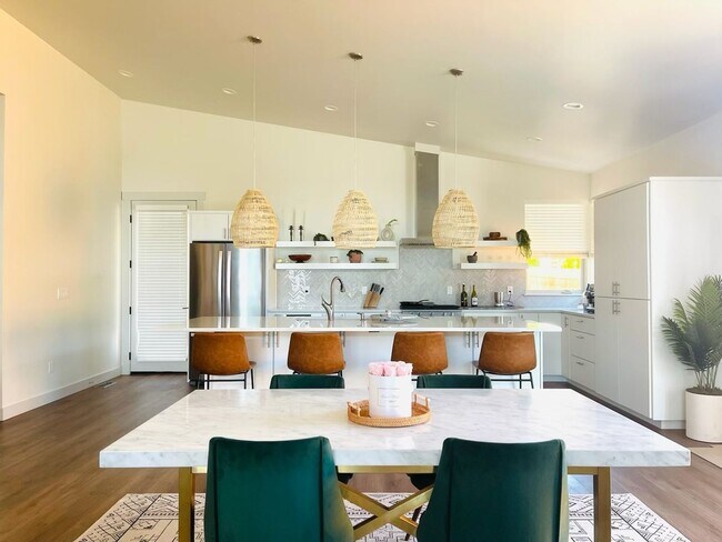 Building Photo - Newer Modern Custom Home