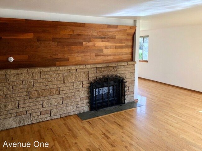 Building Photo - 2 br, 1.5 bath House - 1202 NE 185th St