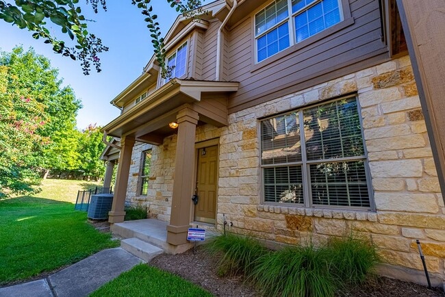 Building Photo - Bright & Modern 2 Bed, 2.5 Bath Condo in C...